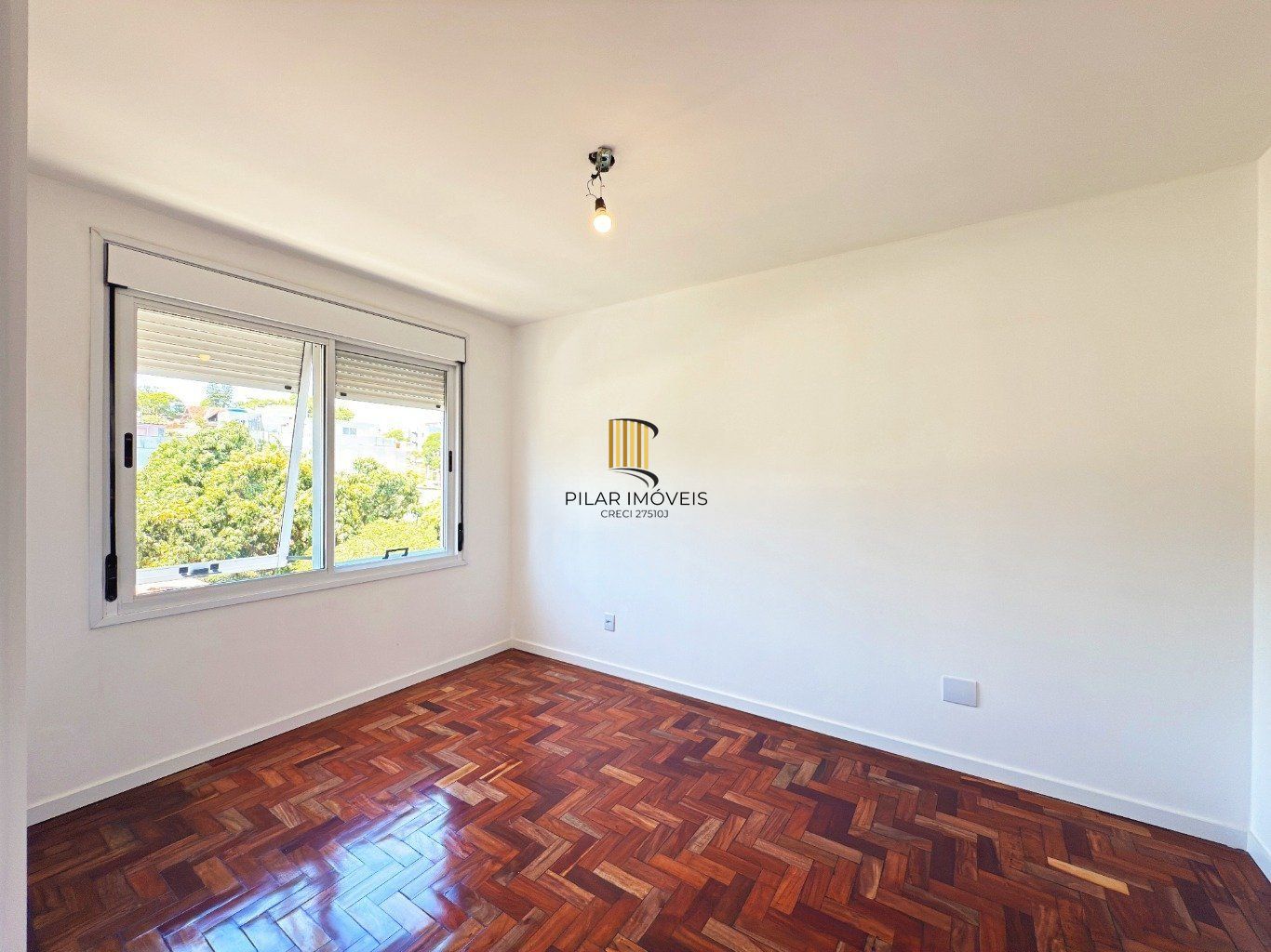 Cobertura com 2 quartos, vaga, elevador e churrasqueira  no bairro Cristal.