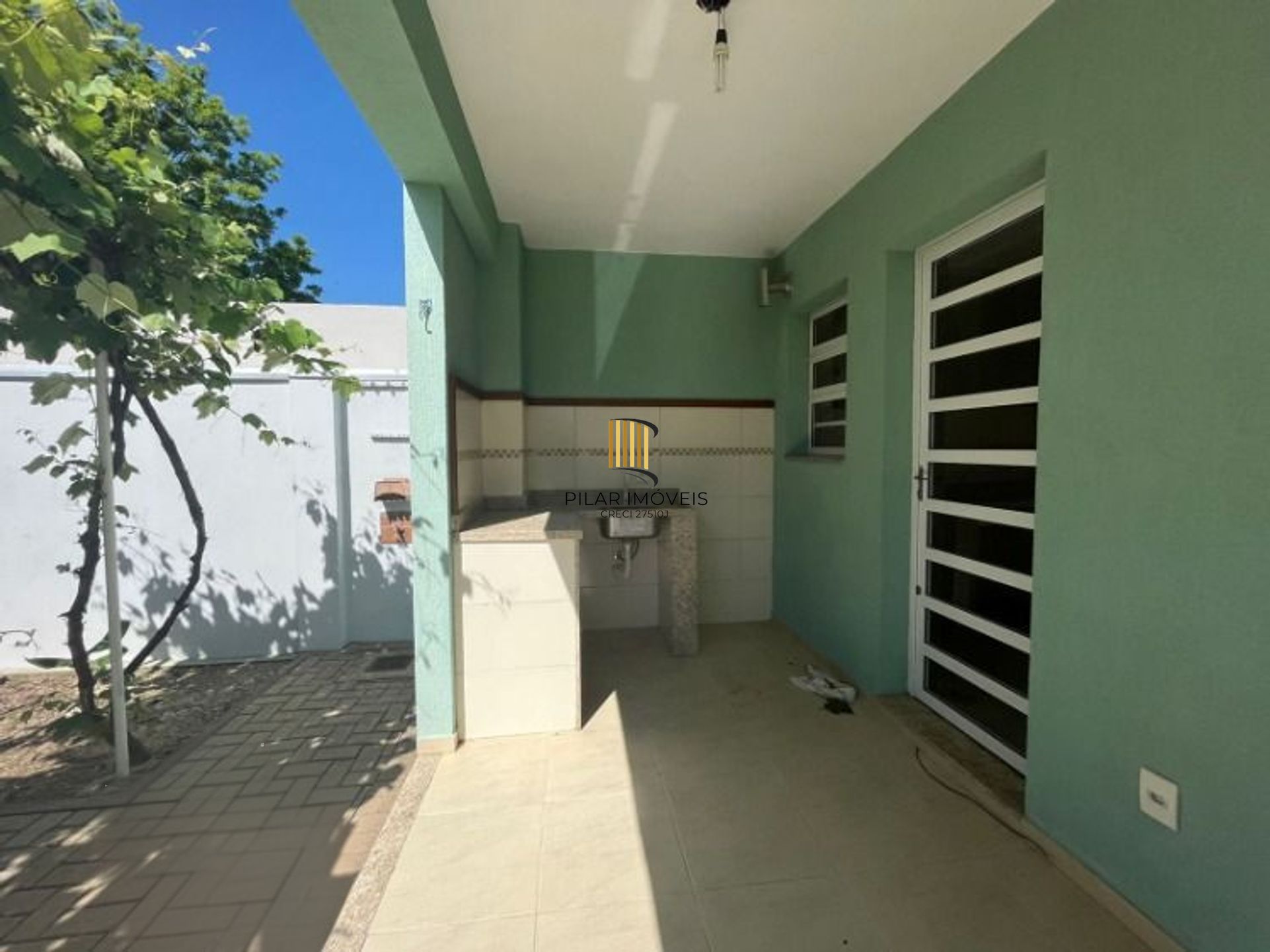 Casa de 2 dormitórios e 2 vagas de garagem em Canoas.