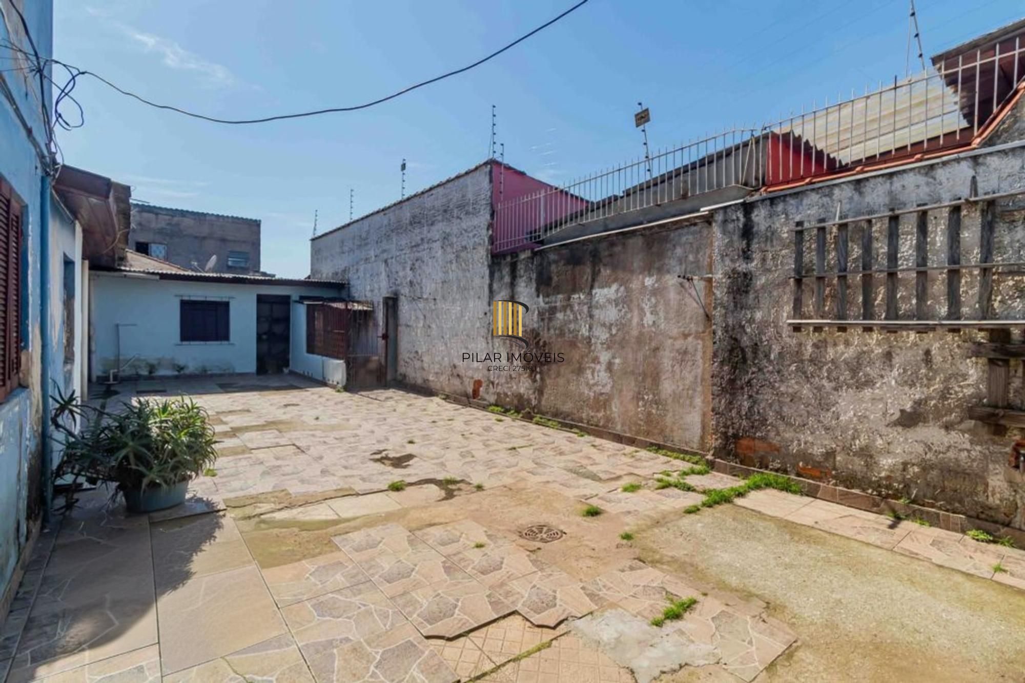 Casa com 4 quartos, 1 suíte , vaga de garagem e churrasqueira à venda em Sarandi.