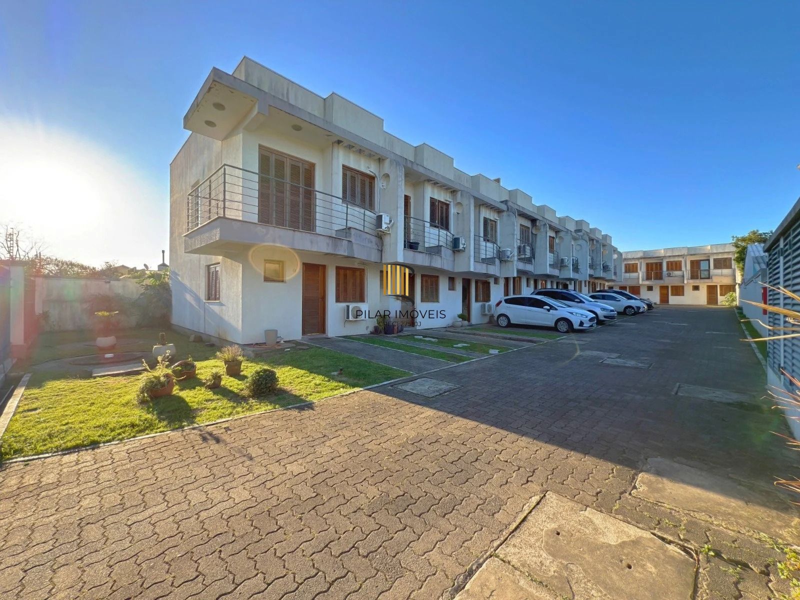 Casa com 2 quartos, 3 banheiros, pátio e churrasqueira no bairro Serraria