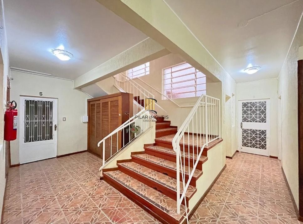 Apartamento térreo com 2 dormitórios no Bairro Menino Deus