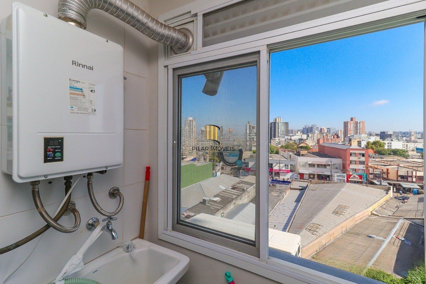 Apartamento de 3 dormitórios e 1 vaga de garagem no bairro Azenha/Porto Alegre.