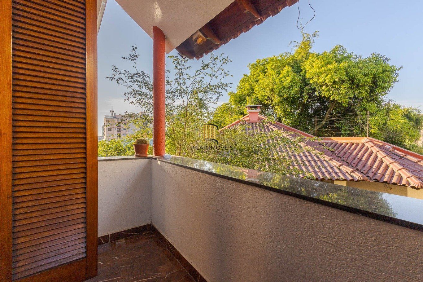 Casa de 297m² no centro de canoas, com 3 quartos, 1 suíte e 3 vagas de garagem.