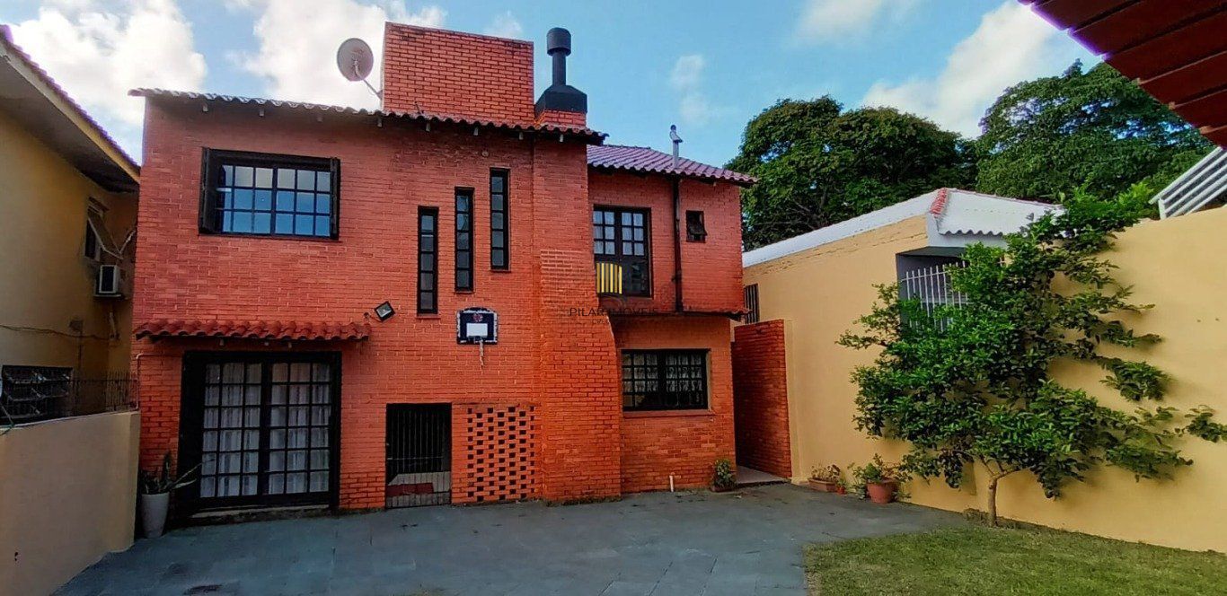 Casa com 3 quartos, 3 banheiros, churrasqueira no bairro Jardim São Pedro.