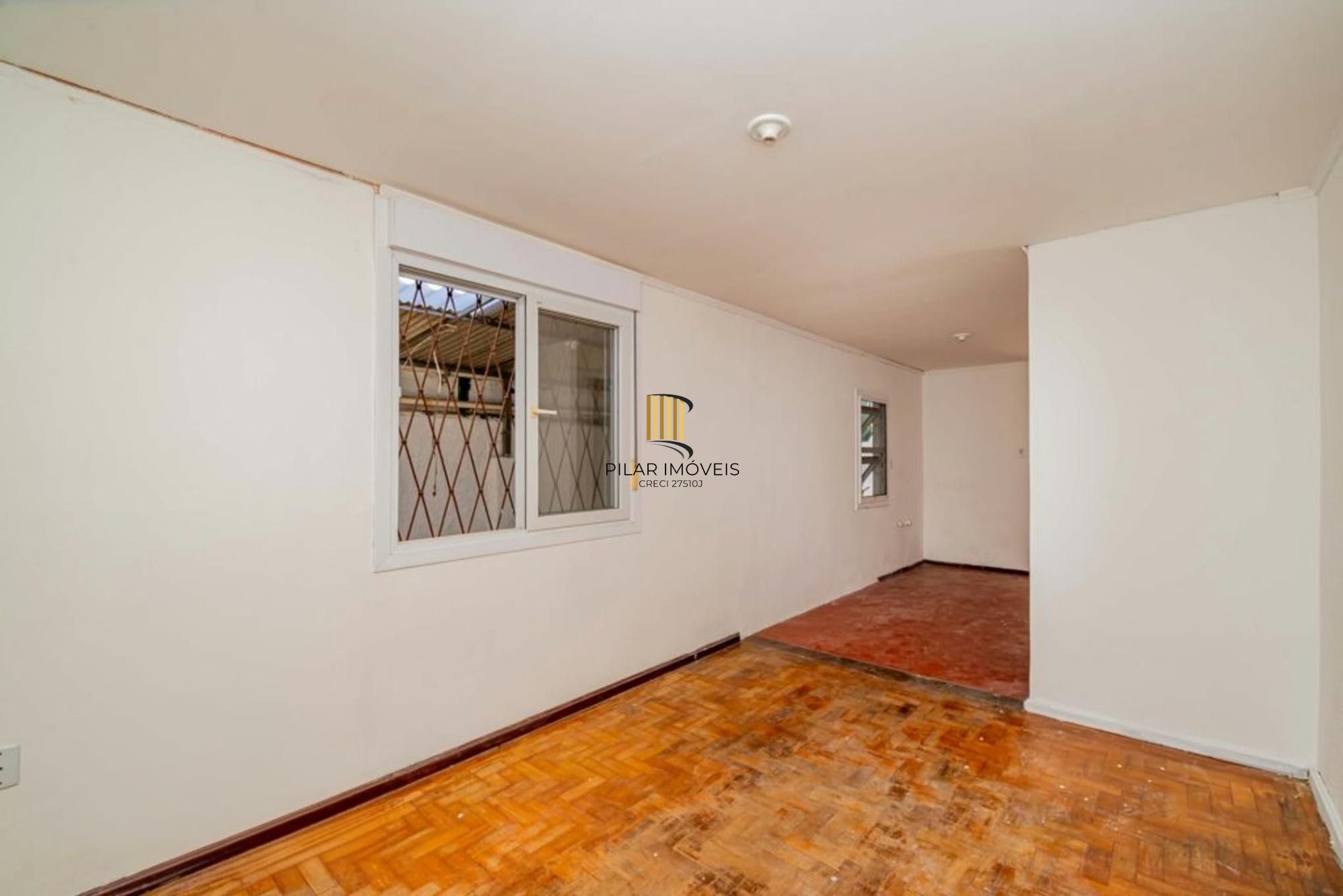 Casa de 2 dormitórios, churrasqueira, pátio, 4 vagas no bairro Ipanema