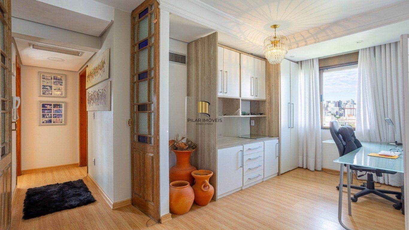 Cobertura com 3 Quartos, 1 suíte, 2 vagas e 211m²  no Petrópolis.