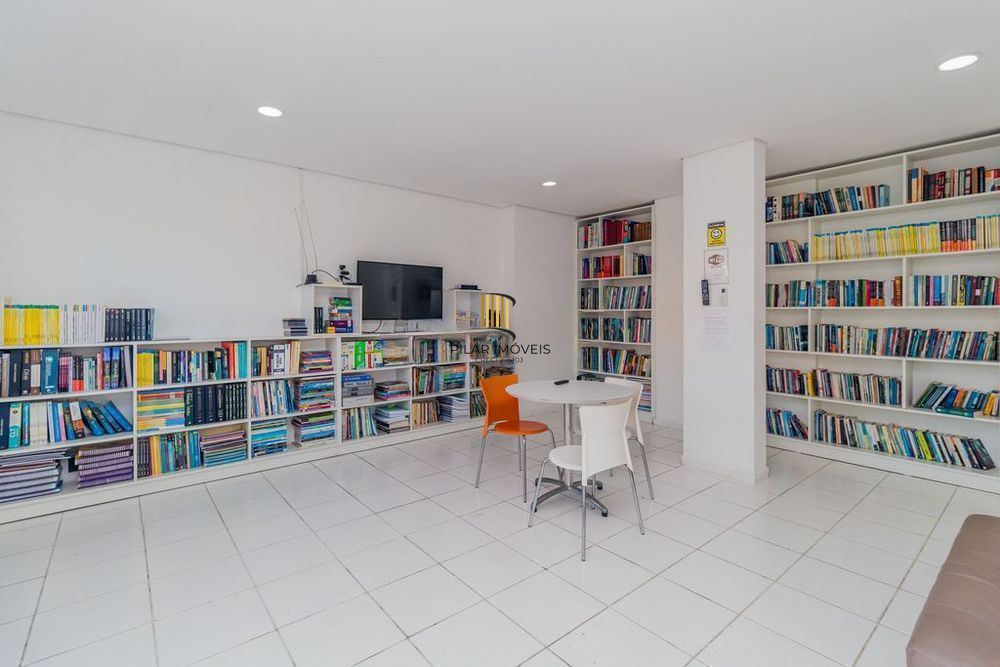 Apartamento de 2 quartos, 1 vaga e elevador no Bairro São Sebastião.