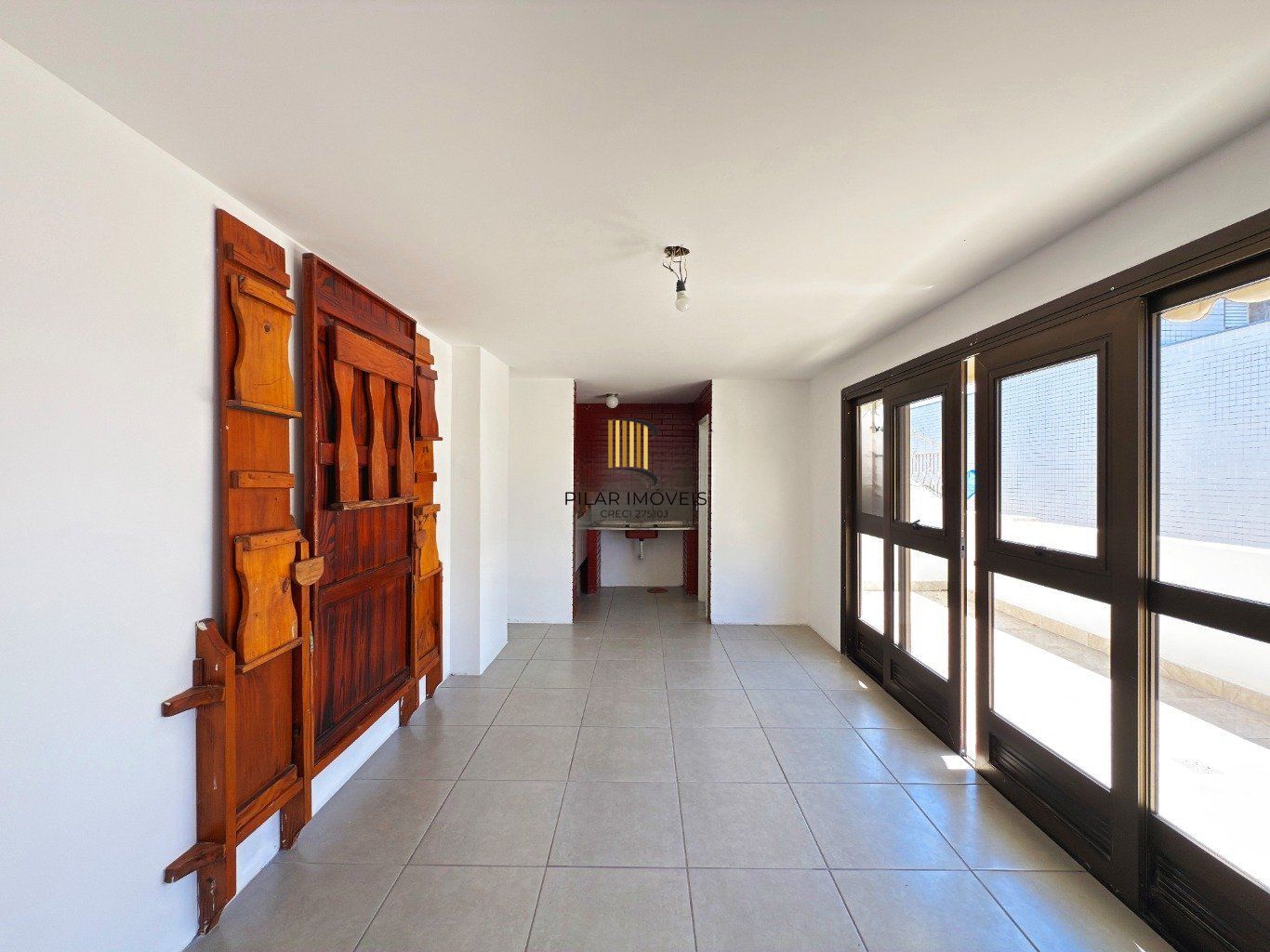 Cobertura com 2 quartos, vaga, elevador e churrasqueira  no bairro Cristal.