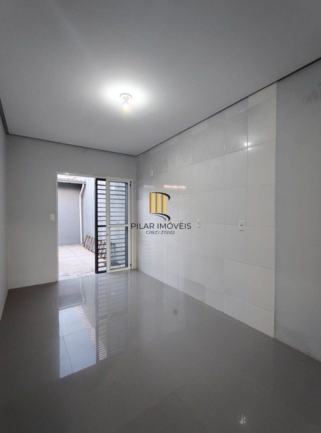 Casa com Lage, 3 dormitórios, 2 vagas de garagem no bairro Guajuviras.