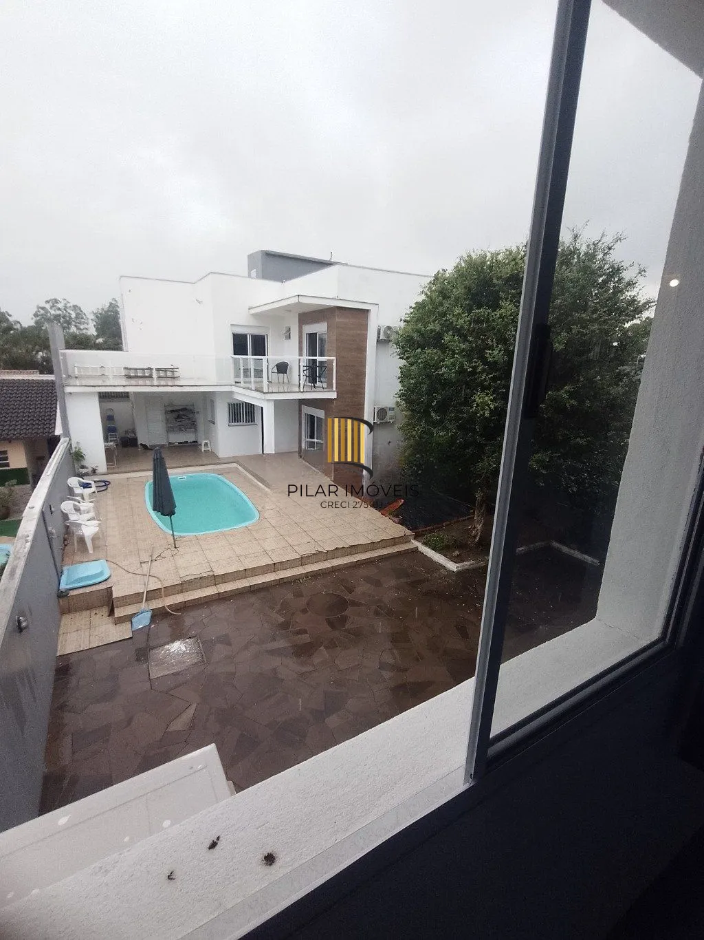 Casa de 5 dormitórios, piscina e 4 vagas de garagem em Canoas.