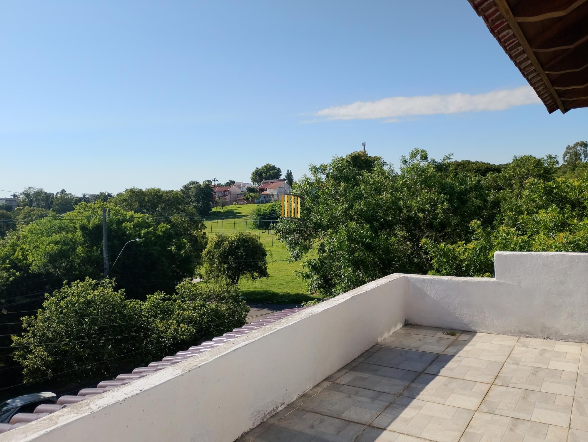 Casa com 3 quartos, 4 vagas de garagem e com pátio no bairro Parque Santa Fé