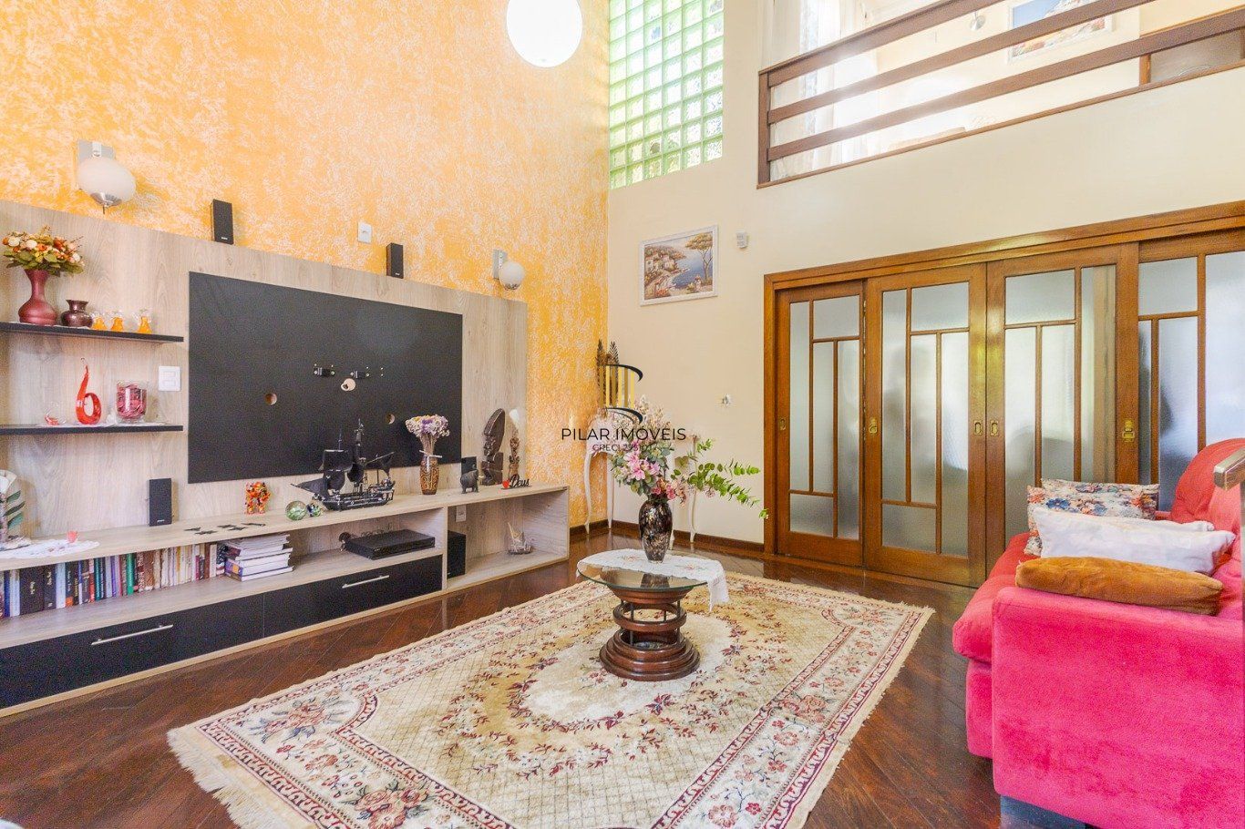 Casa de 297m² no centro de canoas, com 3 quartos, 1 suíte e 3 vagas de garagem.