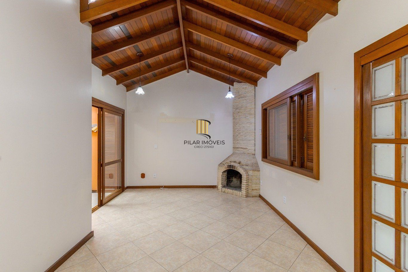 Casa com 4 dormitorios, 2 vagas de garagem em Canoas