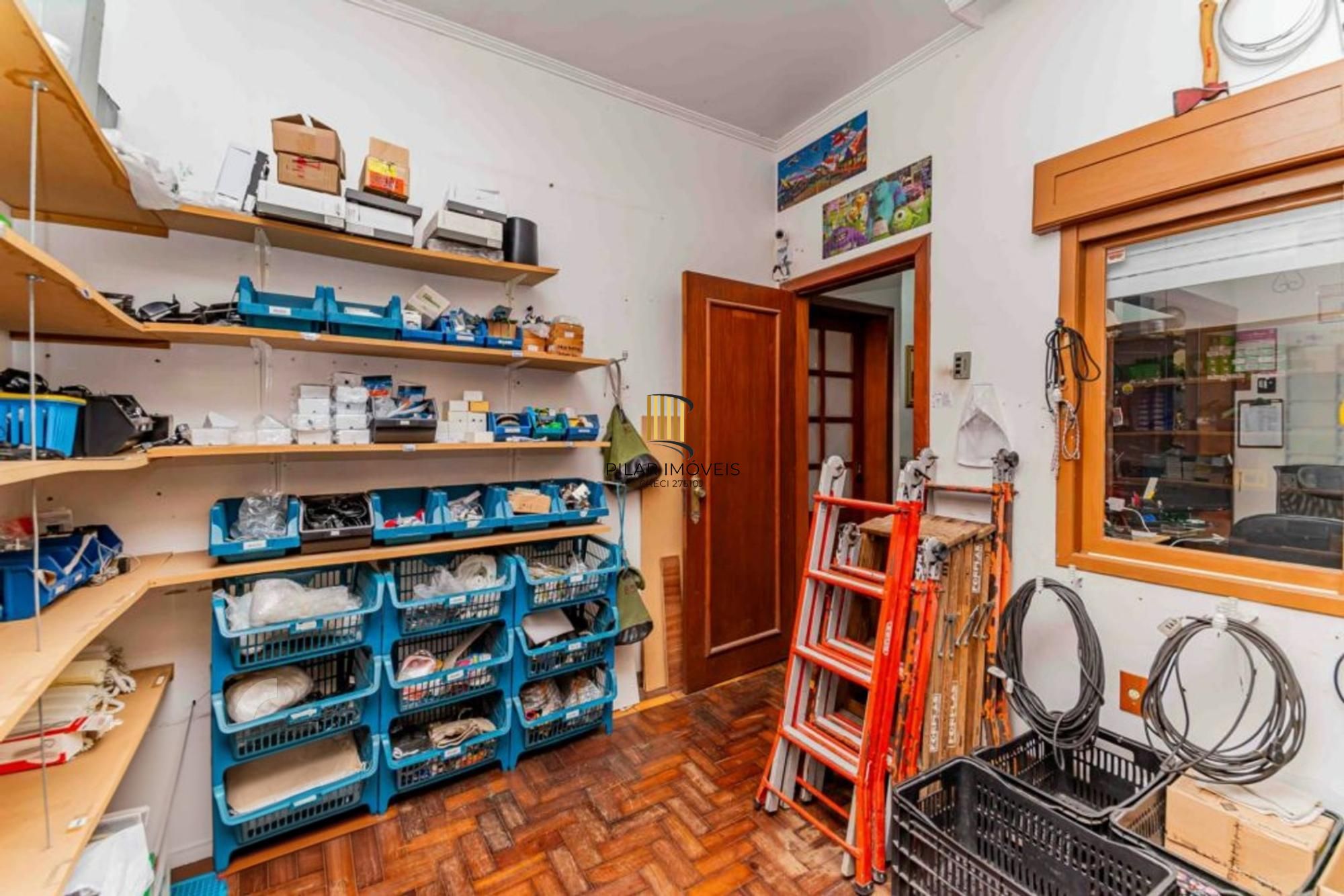 Casa de 3 quartos, churrasqueira, terraço, 2 vagas no bairro Glória.