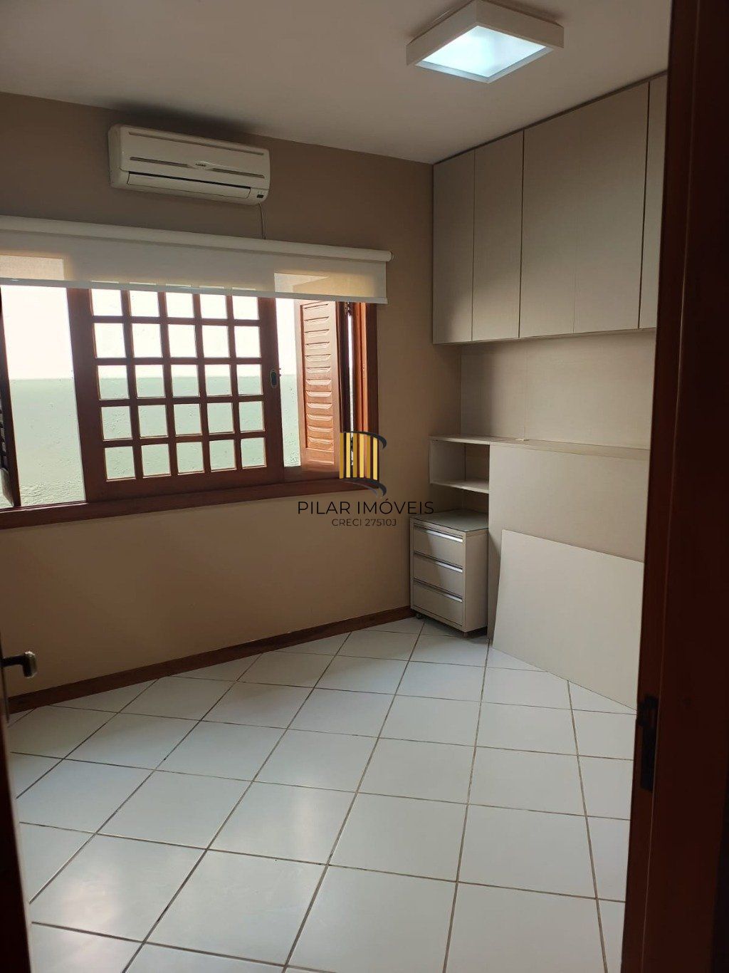 Casa semi mobiliada de 224m² com 3 quartos, 2 vagas de garagem em Canoas.