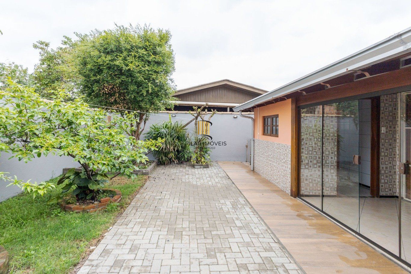 Casa com 4 dormitorios, 2 vagas de garagem em Canoas