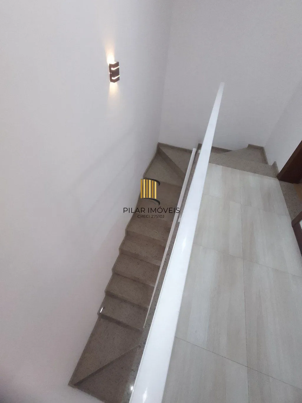 Casa de 5 dormitórios, piscina e 4 vagas de garagem em Canoas.