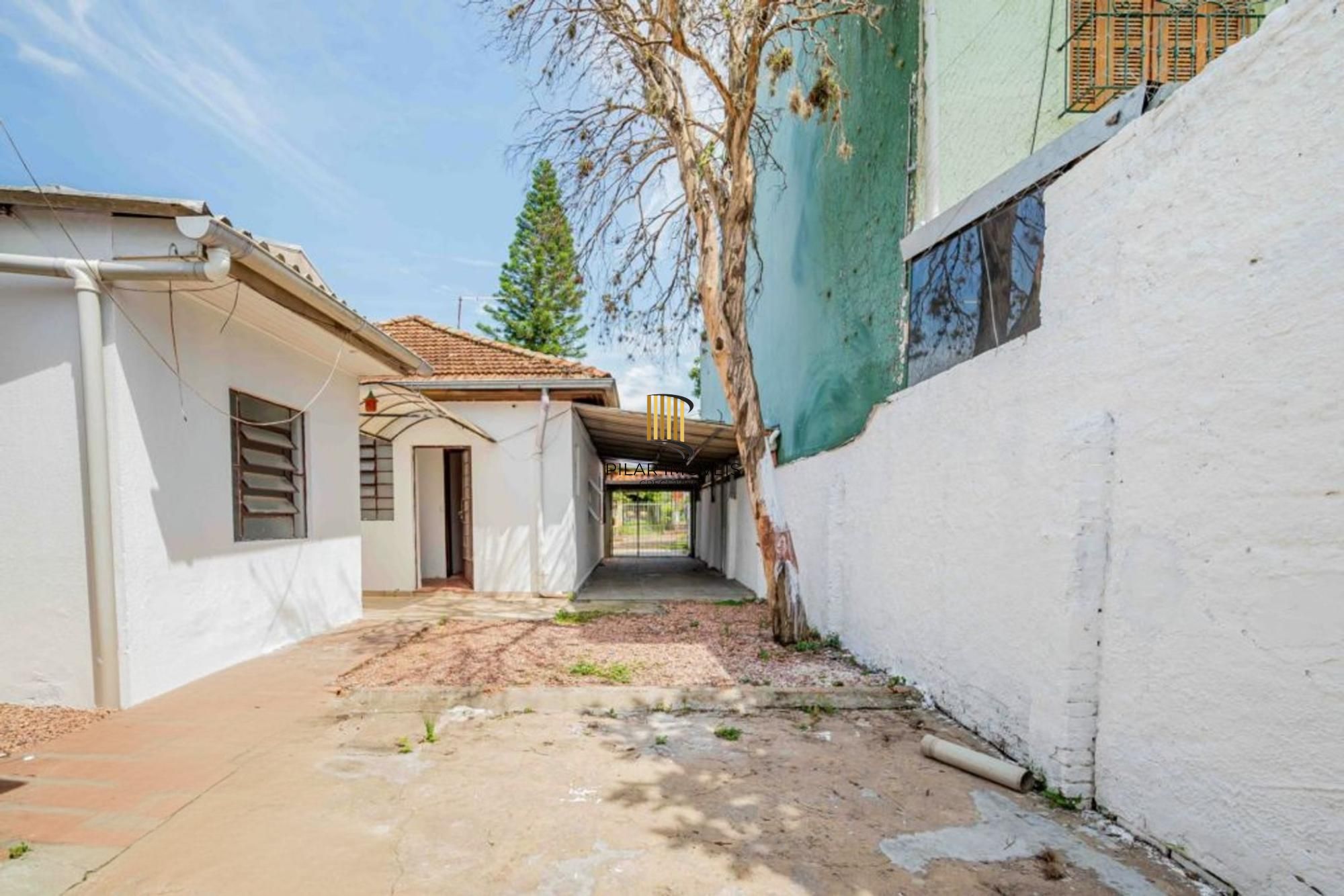 Casa de 2 dormitórios, churrasqueira, pátio, 4 vagas no bairro Ipanema