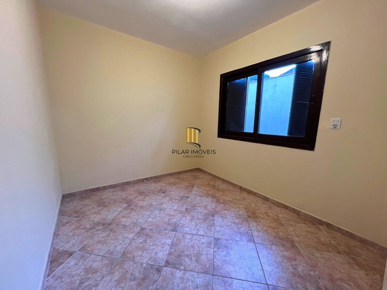 Casa de 3 dormitórios e 2 vagas de garagem em Canoas.