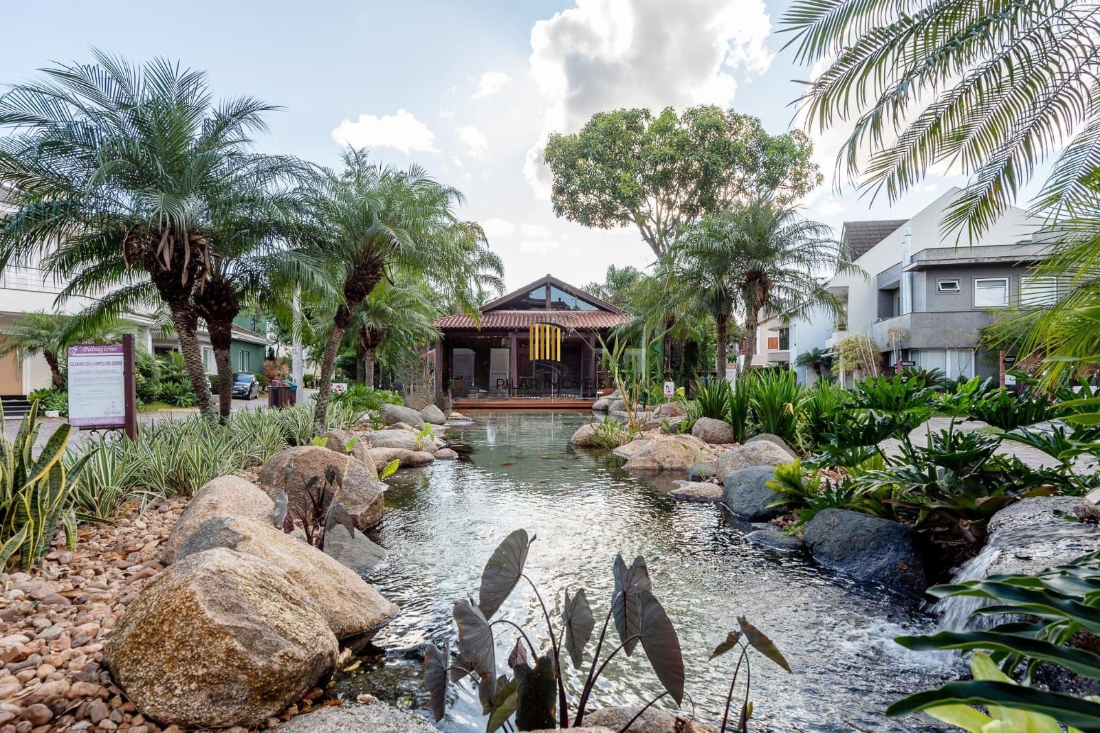 Casa com 4 dormitórios, 1 suíte, 260 m² privativos, 3 vagas no Ecoville.