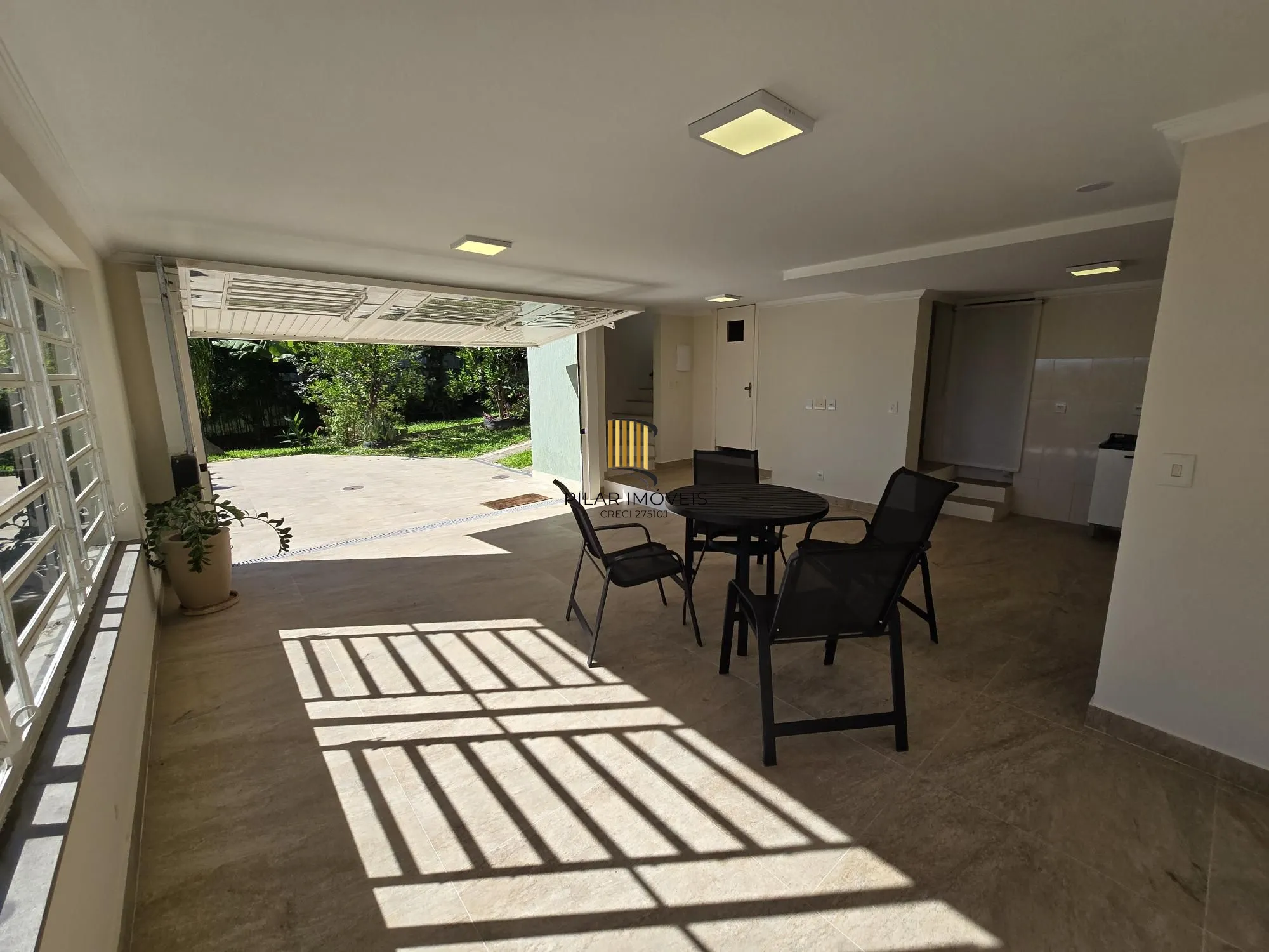 Casa 3 dormitórios, 1 suíte, 4 vagas 210 m² privativos no Belém Novo.