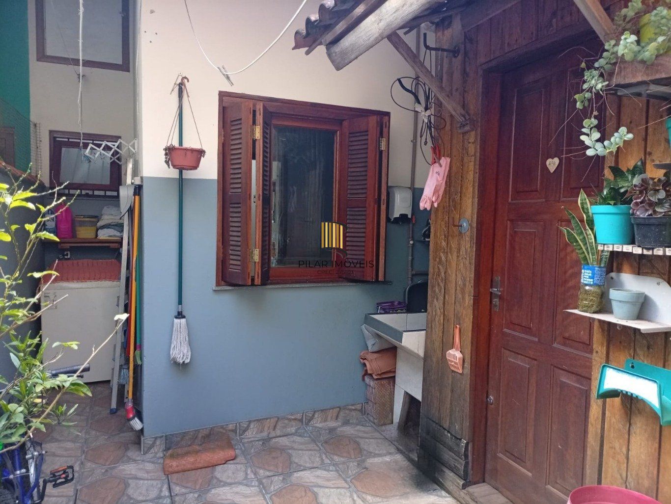 Casa com 2 dormitorios com 1 vaga de garagem, no Bairro Olaria em Canoas