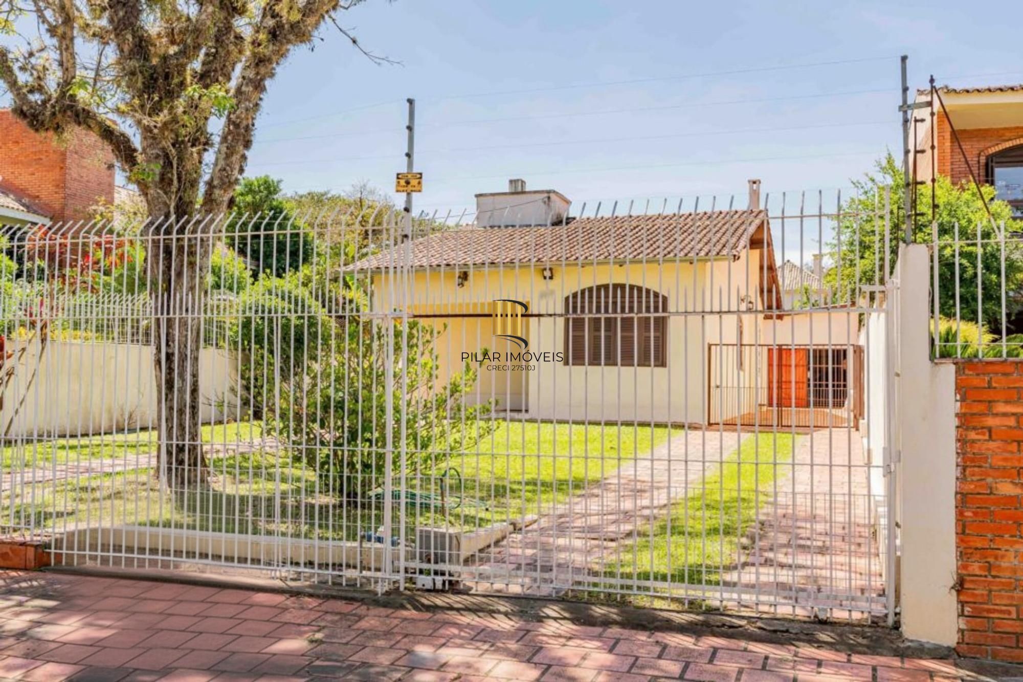 Casa de 2 quartos, 2 banheiros,pátio,churrasqueira, 7 vagas no bairro Guarujá. - Pilar Imóveis