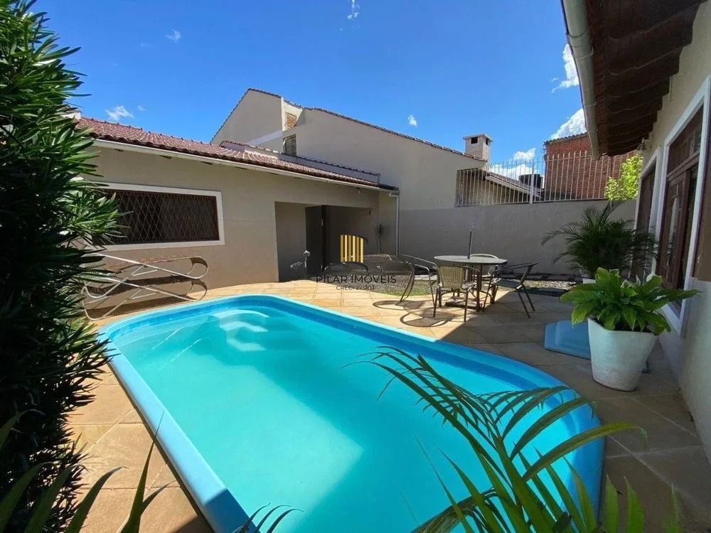 Casa de 330m² com 2 Quartos, piscina e 4 vagas de garagem em Canoas.