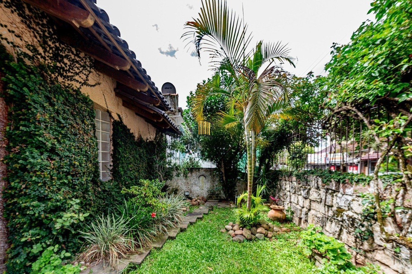 Casa com 3 suítes e 4 vagas no Bairro Boa Vista