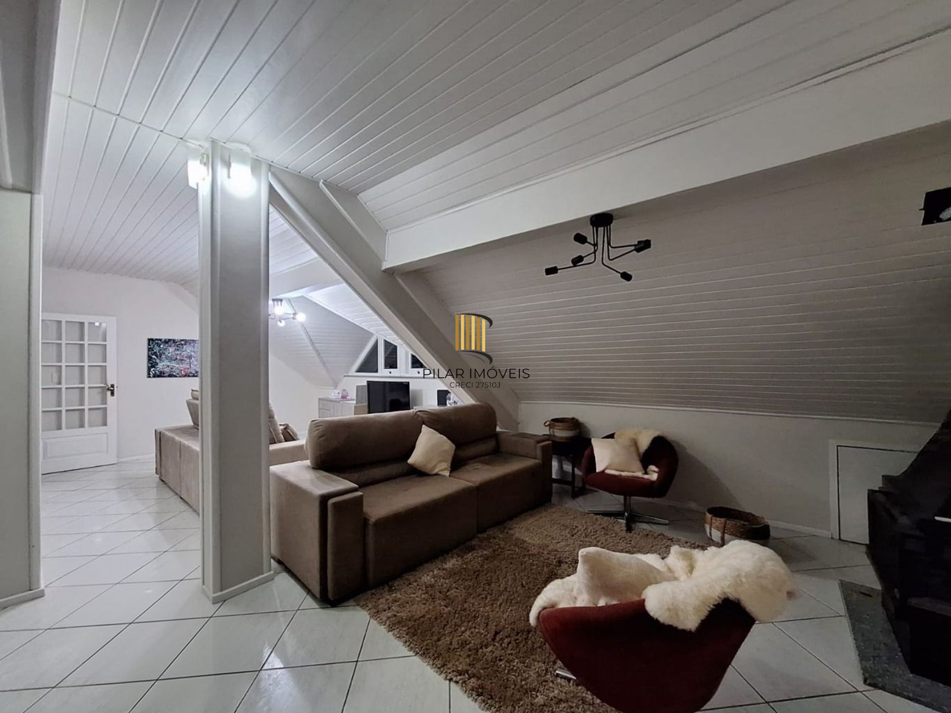 Casa de 2 pisos, 3 dormitórios e 2 vagas de garagem coberta em Canoas.