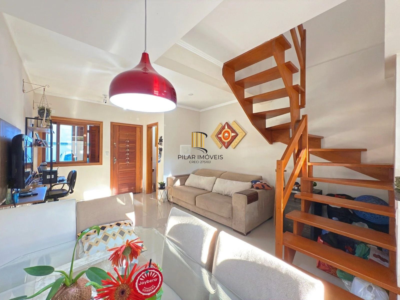 Casa com 2 quartos, 3 banheiros, pátio e churrasqueira no bairro Serraria