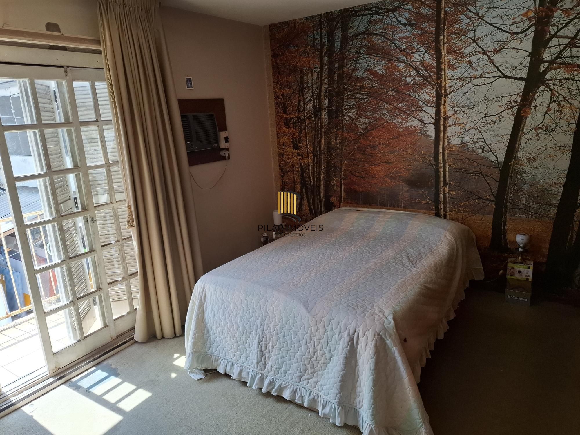 Casa no Bairro Petrópolis, à 800 metros da Encol, com pátio e piscina.