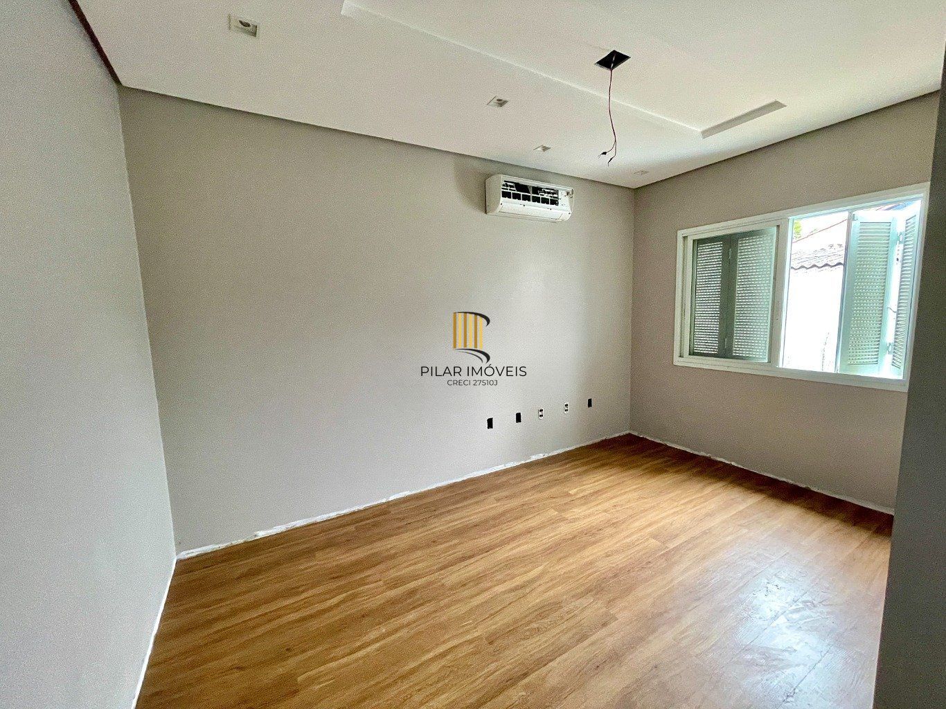 Casa  de 4 Dormitórios e 3 vagas de garagem em Canoas.