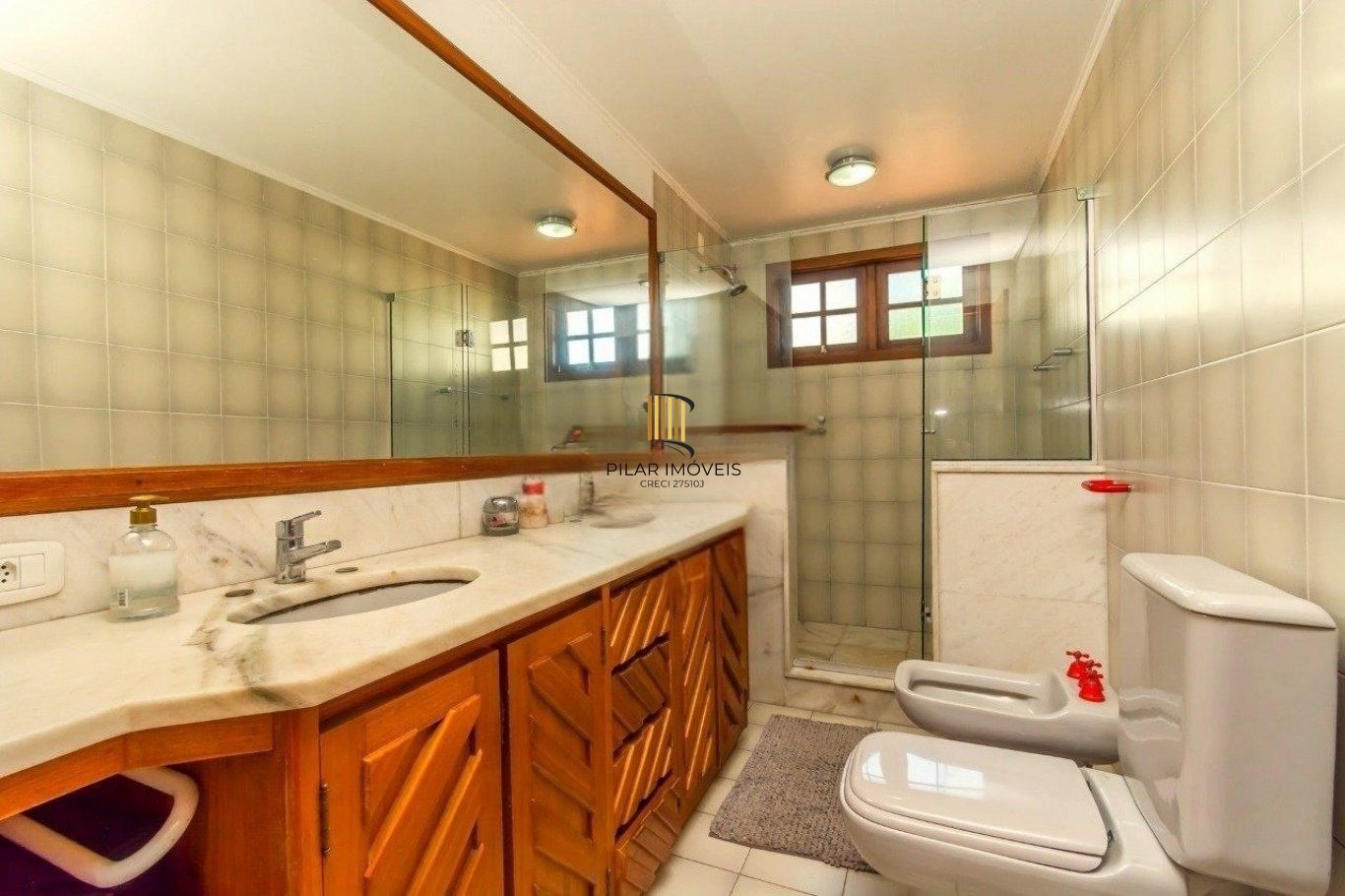 Casa com 4 dormitórios, 1 suíte, 4 vagas, piscina no bairro Três Figueiras.