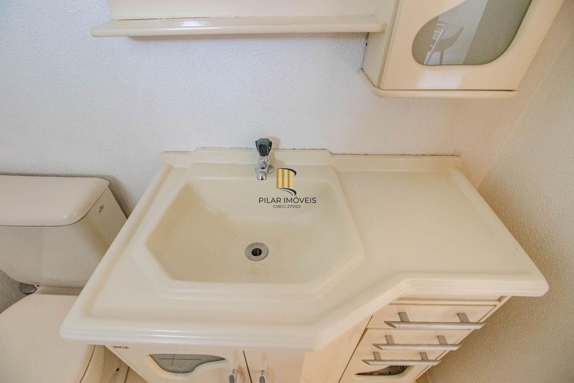 Apartamento 2 dormitórios com Sacada e 1 vaga de garagem na Rua Sadi Castro.