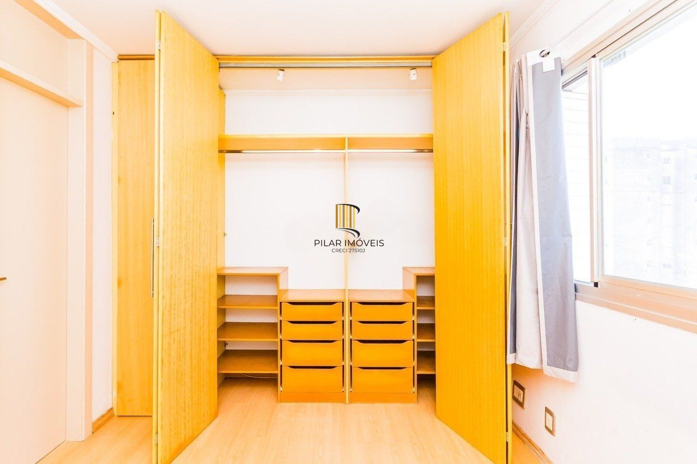 Apartamento de 2 dormitórios, elevador,1vaga de garagem, no Bairro Sarandi POA.