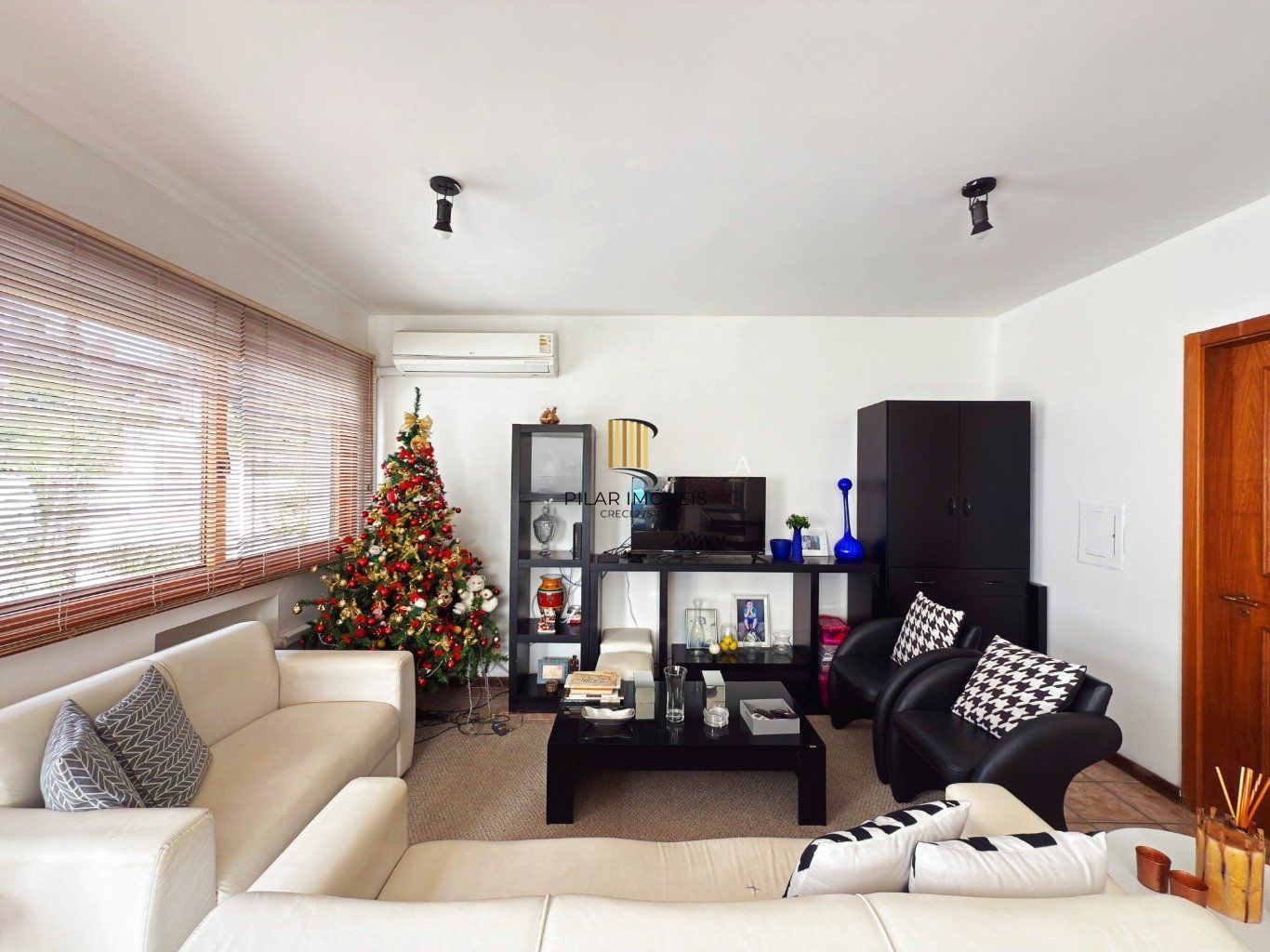 Cobertura de 3 quartos,suíte,elevador,2 vagas no bairro Mont Serrat