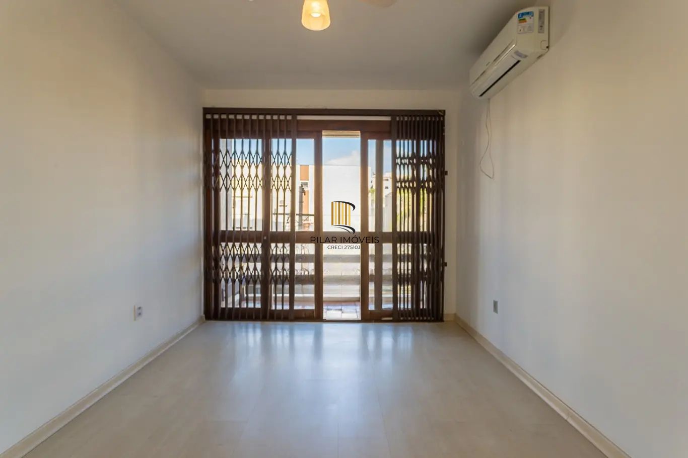 Apartamento com 3 dormitórios e 1 vaga de garagem no bairro Azenha.