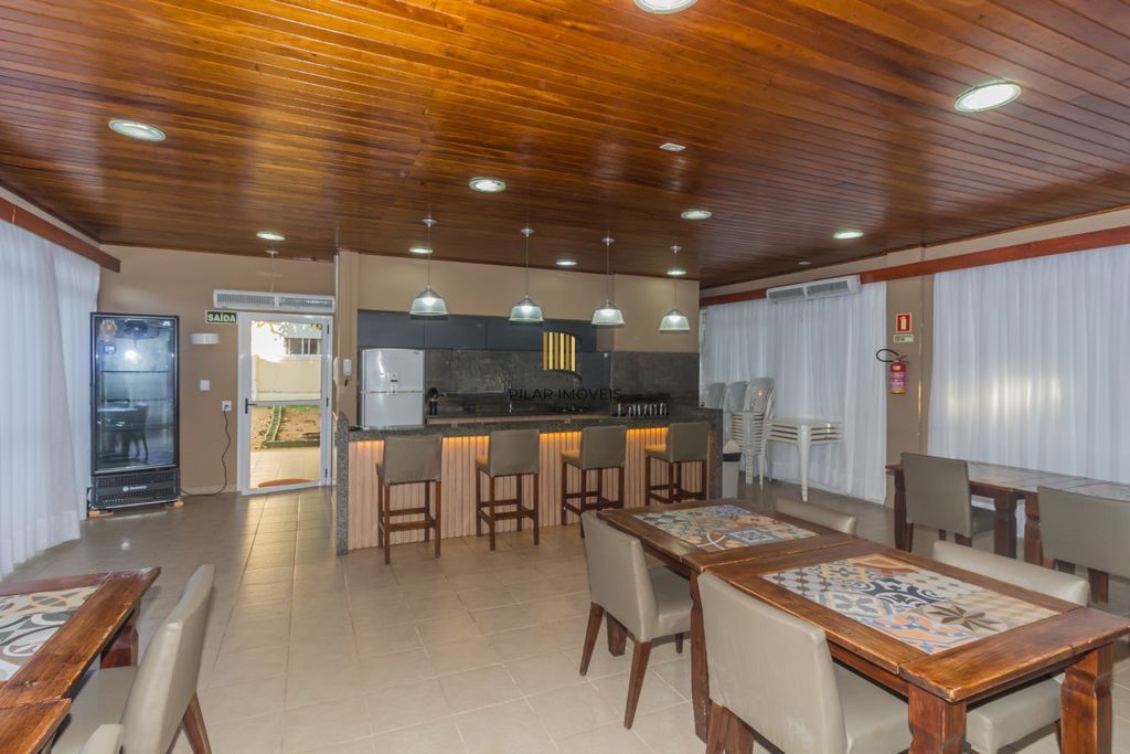 Apartamento com sacada, todo mobiliado de 3 dormitórios com suíte e 2 vagas de garagem.