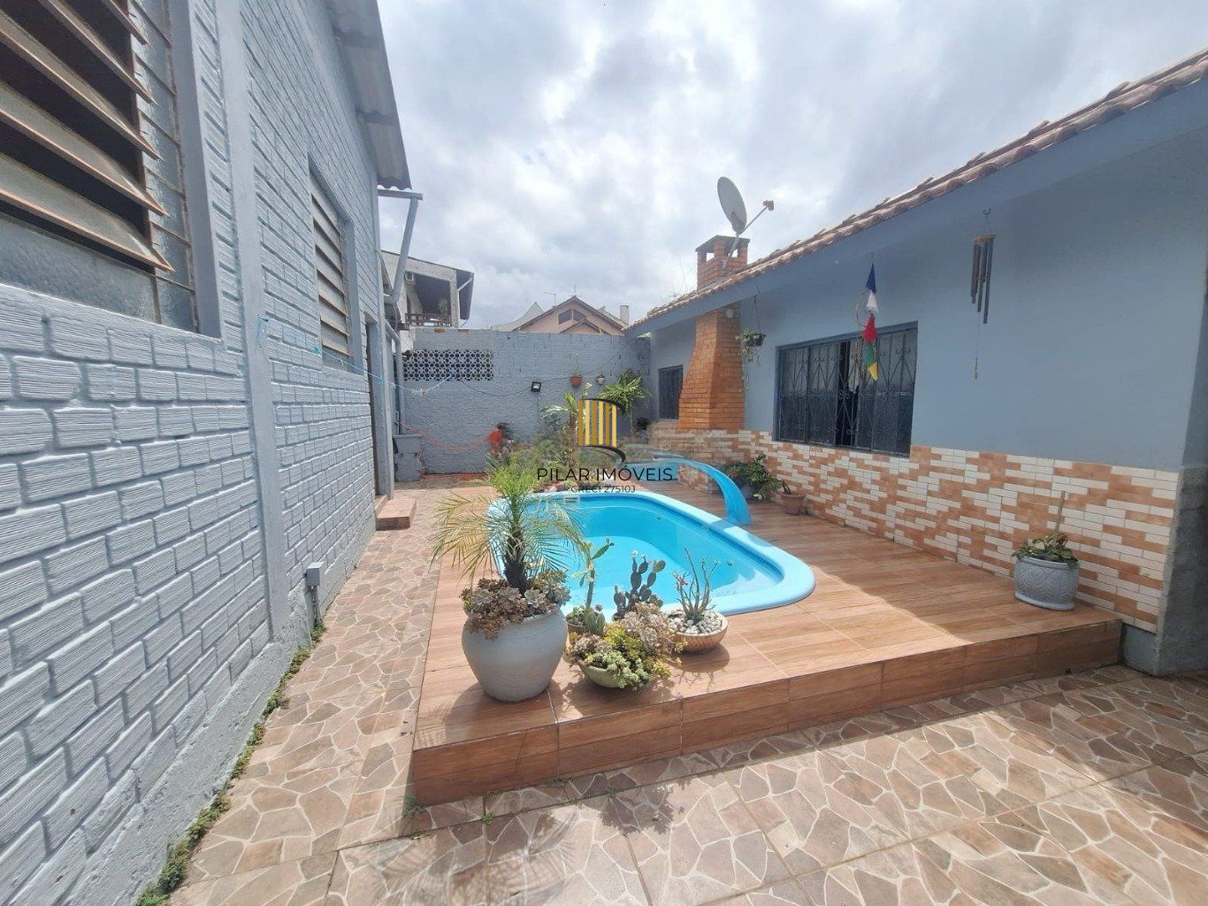 Casa com 2 dormitórios, sendo 1 suíte e 2 vaga de garagem coberta em canoas. - Pilar Imóveis