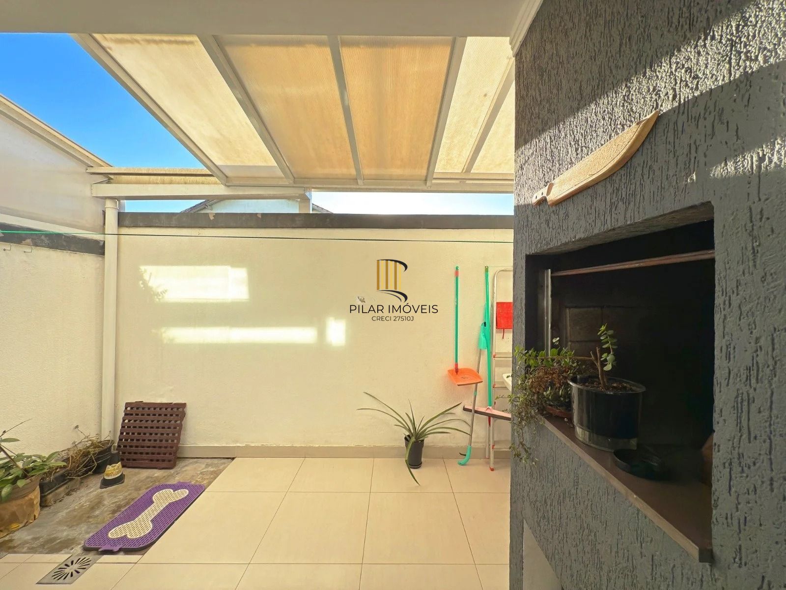 Casa com 2 quartos, 3 banheiros, pátio e churrasqueira no bairro Serraria