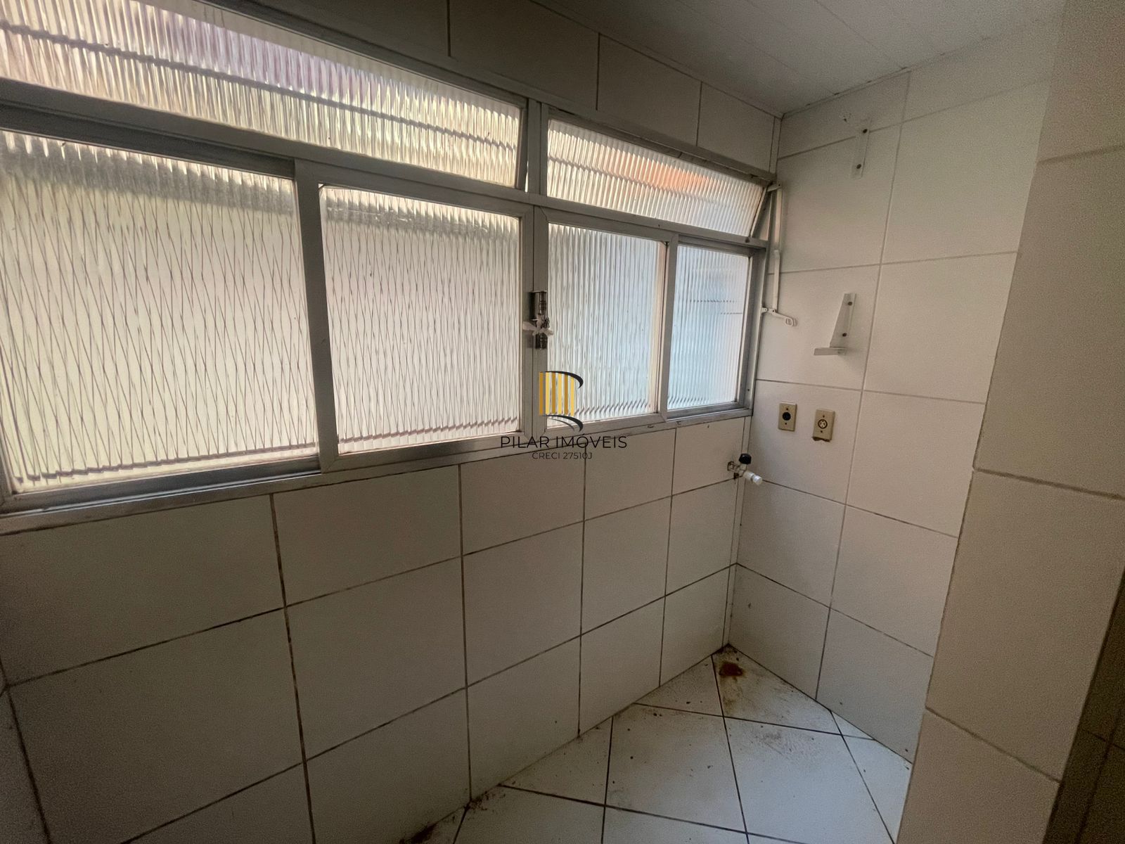 Apartamento térreo com 2 dormitórios no Bairro Parque dos Maias