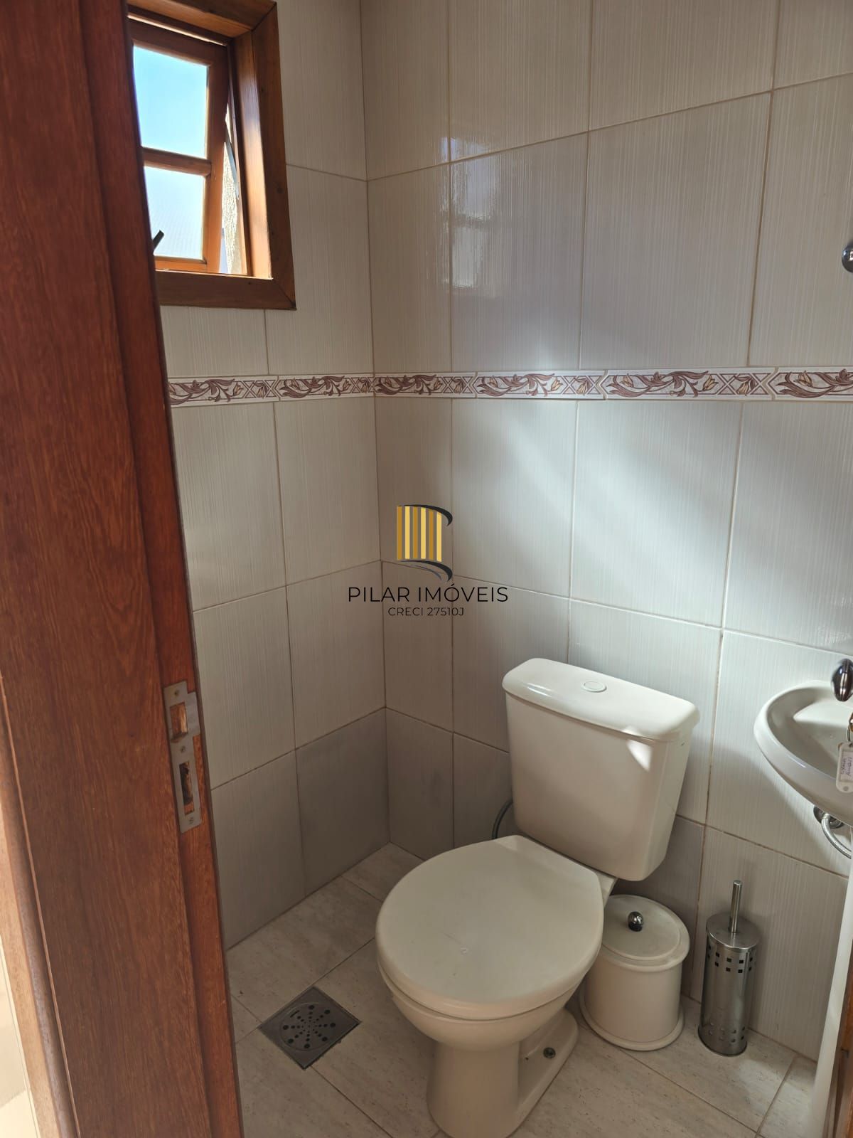 Casa térrea,3 dormitórios e 4 vagas cobertos no Sarandi.