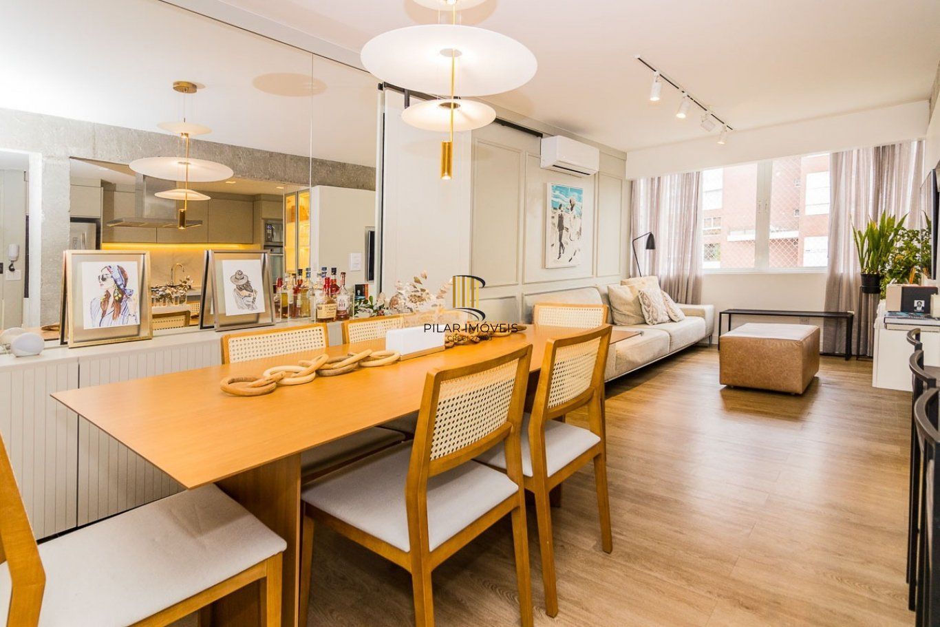 Apartamento com 2 quartos (1 suíte) e 2 vagas de garagem no Bairro Mont Serrat.