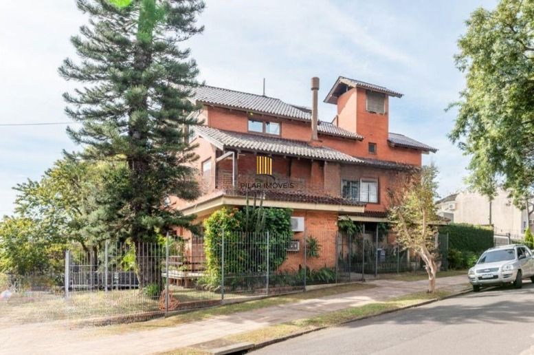 Casa semi mobiliada de 4 quartos e  4 vagas no bairro Chácara das Pedras.