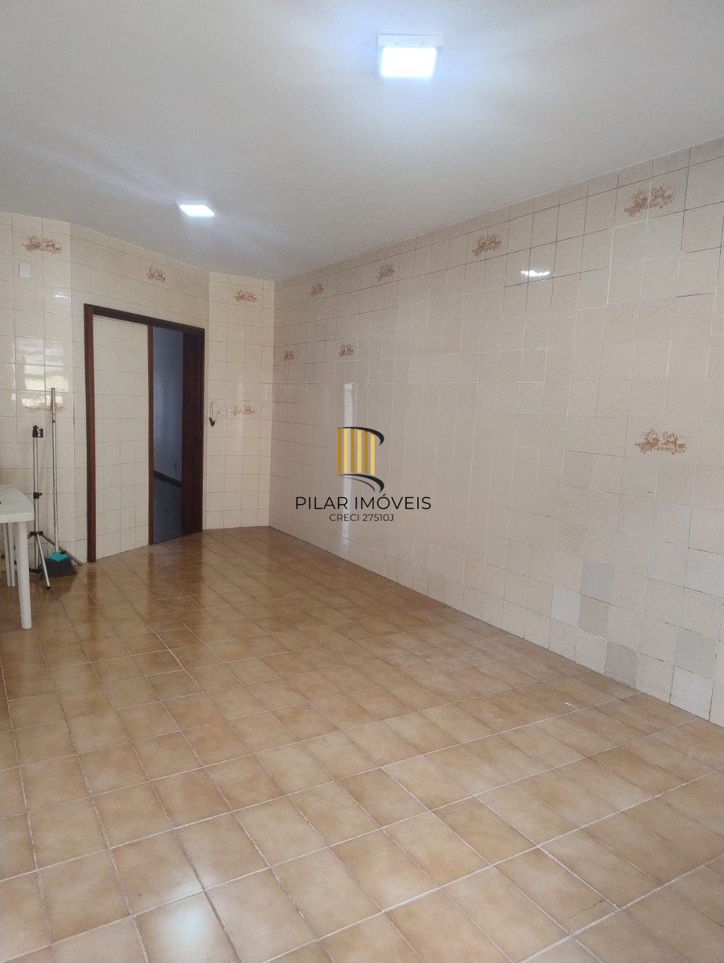 Casa 3 quartos, 4 vagas e churrasqueira no bairro Jardim São Pedro.