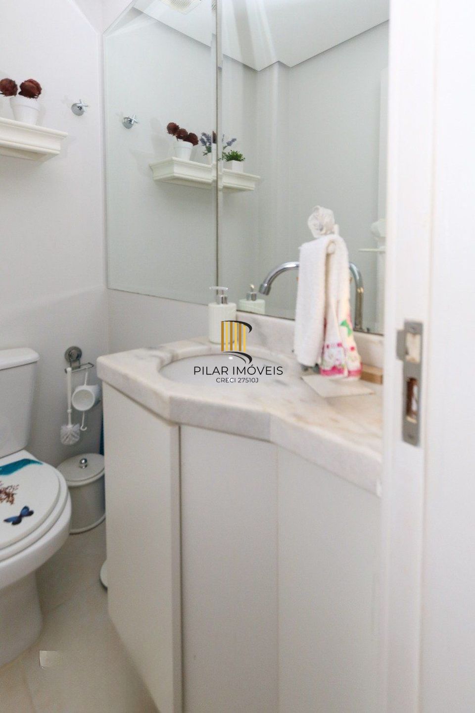 Casa em condomínio com 2 quartos e 2 vagas no bairro Marechal Rondon em Canoas.