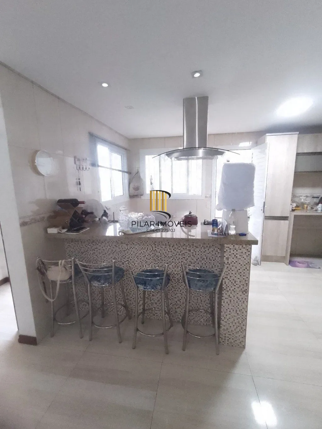 Casa de 5 dormitórios, piscina e 4 vagas de garagem em Canoas.