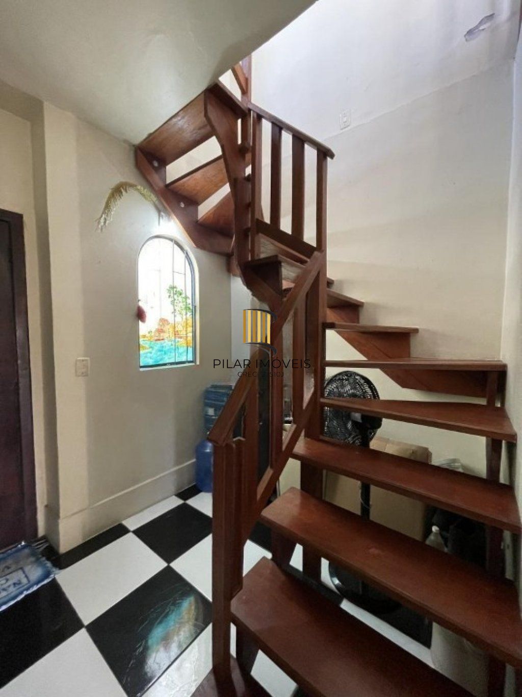 Casa geminada com 3 quartos, vaga de garagem e sacada no bairro Jardim Sabara