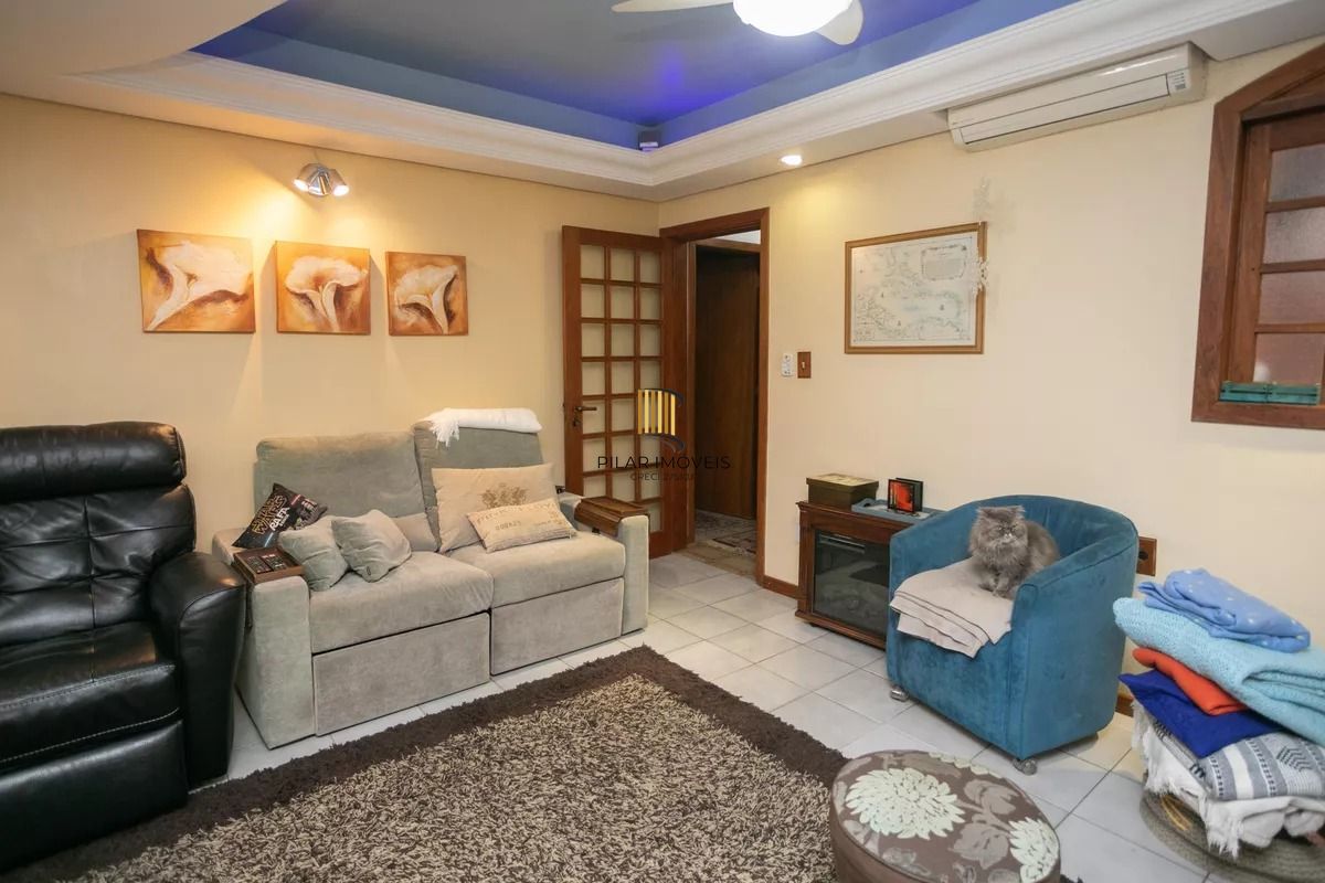 Casa à venda com 280m², 4 quartos e 2 vagas no bairro Auxiliadora